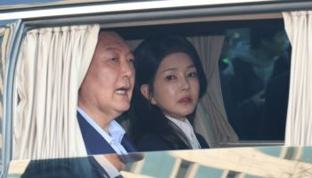다이아 목걸이에 돈다발…檢, `尹 부부-건진 커넥션` 정조준(종합)