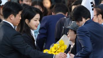 `건진 커넥션` 檢 압색 영장, 김건희 참고인 적시…"선물 줬다"
