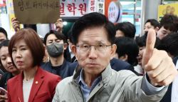 폭싹 속았수다?...김문수, 일정 중단 전 '엄지 척' 든 손팻말