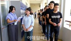 한국이 월급 제일 많이 줘...수만명 줄섰다