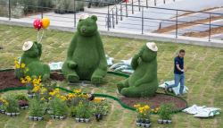 “곰 세 마리? 저출산 조장한다” 민원에…결국 조형물 ‘철거'	