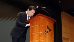 고개숙인 최태원 “SK그룹 전사 보안체계 검토, 확실히 조치” [전문]