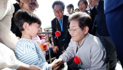 李 사법리스크 깨고 골목투어…‘베이지색 옷'으로 당과 각자 노선