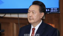 尹, 12일 재판 출석 모습 공개…법원, '지상 출입' 결정