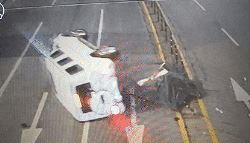 '사고 충격?'...터널서 발견된 '전도된 벤츠' 운전자, 알고보니 (영상)