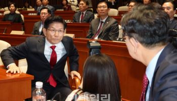 법원에 공 넘겼던 ‘국힘 단일화’…결국 ‘후보 강판’ 대혼란 [사사건건]
