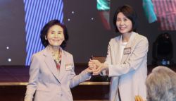 김혜경·설난영 여사, 선거운동 첫날 조계종 행사서 손 잡아