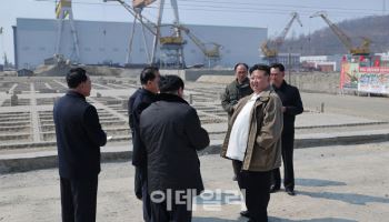 북한 청진항 단장 중…신형 군함 추정 함선도