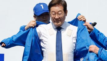 "사정거리 2km '괴물 소총' 밀반입"...이재명, 방탄복 유세