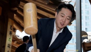 ''HMM 부산 이전'' 이재명 공약에 이준석 "괴짜경제학" 비판