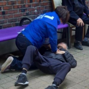 이재명 유세장서 쓰러진 ‘심정지 노인’…목숨 구해낸 사람은