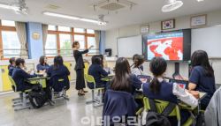 [르포]“손에 쥔 아이패드가 교과서”…덕성여중, 디지털 전환 교실을 가다