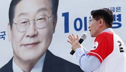 유세하는 김문수 내려다보는 이재명?…“‘노림수’ 예상했다”