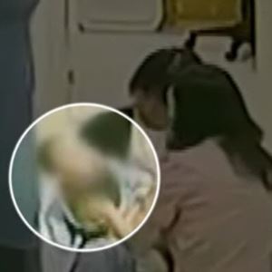 "코가 파랗게 변해"…아기 업고 어린이집 뛰어든 엄마의 사연