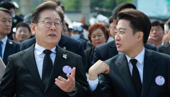 쫓겨난 김문수, 환영받은 이재명…5·18 참배로 미루어 보는 ‘호남 민심’