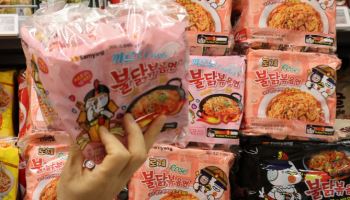 ‘불닭 효과’에 뛰는 K-푸드株