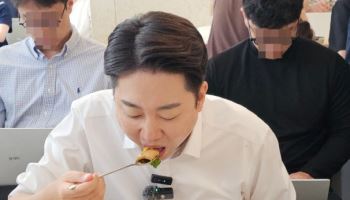 ‘학식’ 먹은 이준석 “尹, 내가 만난 사람 중 제일 이상해”