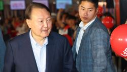 파면 후 47일…尹 첫 공개행보는 `부정선거 다큐` 관람 (상보)