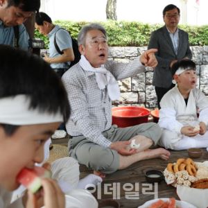 [포토] 농협 도심 속 전통 모내기 행사                                                                                                                                                                    