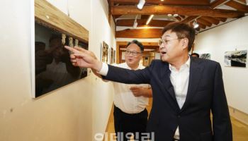'흰개미 피해 사진전' 참석한 정문헌 종로구청장