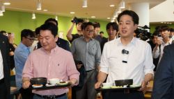 ‘청바지' 입은 안철수 ‘학식' 이준석 쫓아갔지만