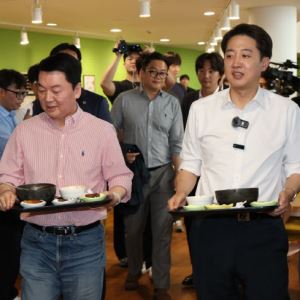 ‘청바지’ 입은 안철수 ‘학식’ 이준석 쫓아갔지만