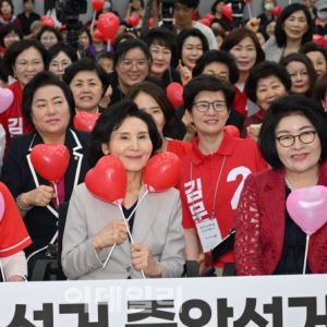 [포토]함께 하는 정정당당 여성본부 필승결의대회 찾은 설난영 여사                                                                                                                                         