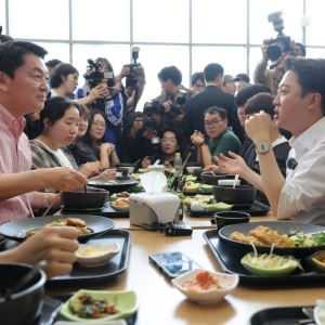 ‘이재명 텃밭’ 성남 파고든 이준석…‘단일화 설득’ 쫓아온 안철수