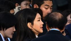 `건진법사 샤넬백` 전달 의혹 김건희 수행비서, 출국금지
