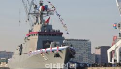 김정은 눈앞에서 부서진 북한 새 구축함…"용납 불가"	