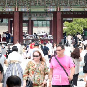 "한국 와서 돈 안 써요"… 관광객 늘었지만 '씁쓸'