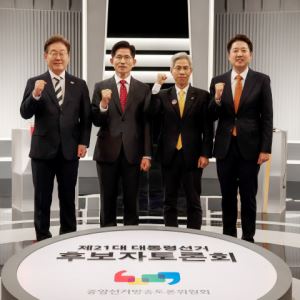 이재명, ‘가덕도 신공항 재검토’에 “취소 시 더 큰 손실 발생”