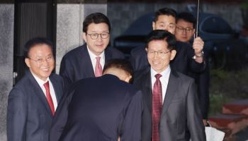 김문수 만난 박근혜 “하나로 뭉쳐 선거 이겨달라…도울 방법 고민할 것”