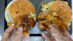 “게를 통째 넣었다”…롯데리아 크랩 버거의 색다른 맛[먹어보고서]
