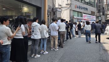 “대기만 2시간”…점심시간에도 이어진 사전투표 열기