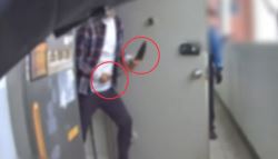양손 칼들고 아파트 배회한 남성, 테이저건으로 제압 [영상]