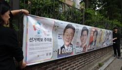 훼손도 모자라서…선거 벽보에 불지른 여성 체포