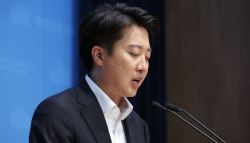 이준석 ‘의원 제명’ 관련 기자회견에…민주 “영구 퇴출돼야”