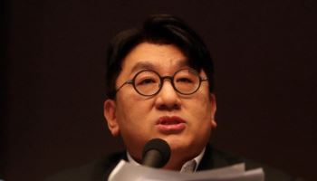 방시혁 '사기적 부정거래' 혐의…하이브 주가 '뚝'[주톡피아]