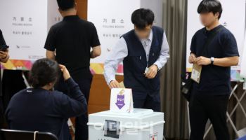 ‘역대급’ 사전투표 열기에 찬물 끼얹은 선관위[사사건건]