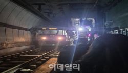 "왜 문 안열어주나" 지하철 갇힌 승객들 아우성[영상]	