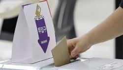 사전투표소서 노인 손목 끌며 투표 강요한 60대 여성, 경찰 입건