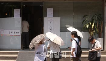[포토]카페 앞 투표를 위한 긴 줄