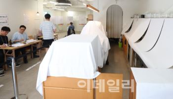 [포토]시민들의 투표를 위해 카페는 쉽니다