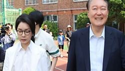尹부부 동반 투표…쏟아진 질문에 윤석열 ‘미소' 김건희 ‘침묵'