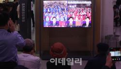와! 李 우세 출구조사에 시민들 `들썩`…金 지지층은 무효야[르포]