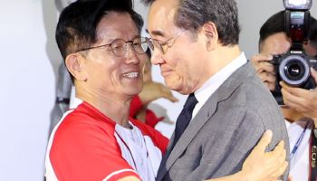이낙연, 이재명 축하 뒤 "대한민국 더는 시험에 들지 말길"