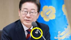 이재명 대통령 가슴에 달린 ‘찢긴 태극기’ 의미는