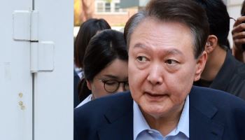 윤석열, 내란 위자료 청구 시민들에 “소송비 미리 달라”