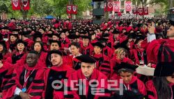 트럼프 행정명령에 제동…美 법원, 하버드 유학생 입국 금지 일시 정지